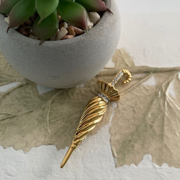 GOLD Tone Umbrella Brooch With Crystals - Picture 4 of 8